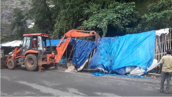 വഴിയോര കച്ചവടങ്ങള്‍ക്ക് കടിഞ്ഞാണ്‍; നേര്യമംഗലം മുതല്‍ വാളറവരെ ഒഴിപ്പിച്ചു, ഹരിത ട്രൈബ്യൂണലിന്റെ നിര്‍ദ്ദേശപ്രകാരം...