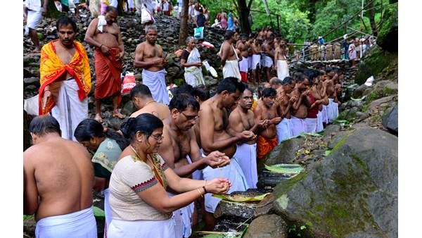കര്‍ക്കിടക വാവുബലി; ബലിതര്‍പ്പണത്തിന് തിരുനെല്ലി അടക്കമുള്ള ക്ഷേത്രങ്ങളില്‍ ആവശ്യമായ സജ്ജീകരണങ്ങള്‍ ഏര്‍പ്പെടുത്തും; കലക്‌ട്രേറ്റില്‍ യോഗം ചേര്‍ന്നു