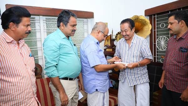 യുഎ ഖാദര്‍ നാടിന്റെ സ്വത്ത്; ചികിത്സയ്ക്കായി സര്‍ക്കാര്‍ 10 ലക്ഷം കൈമാറി