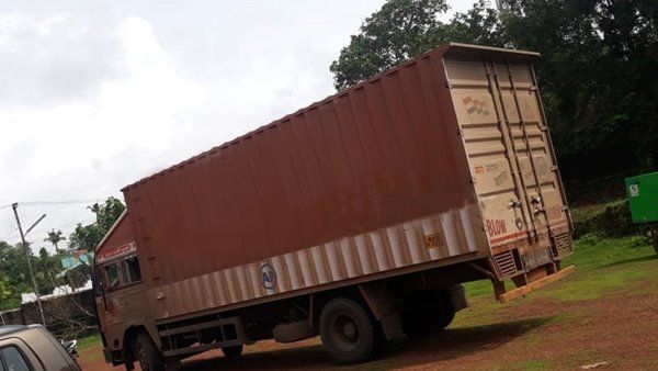 കേരളത്തിലേക്ക് അനധികൃത കന്നുകാലിക്കടത്ത് സജീവം; കടത്തുന്നത് കണ്ടെയ്‌നര്‍ ലോറികളില്‍, മലയാളികളുള്‍പെട്ട സംഘത്തെ പോലീസ് പിടികൂടി, സംഭവം കേരളാതിര്‍ത്തിയായ തലപ്പാടിയില്‍