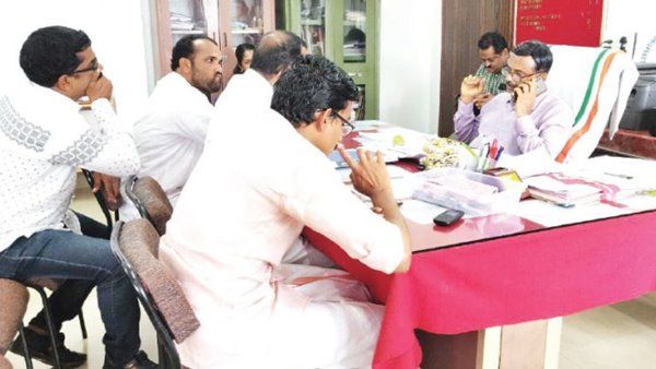  വിലക്ക് മറികടന്ന് ജലവിഭവമന്ത്രിയുടെ പിഎക്ക് തെങ്ങിന്‍ തൈകള്‍ വിറ്റു; സംഭവം ഒതുക്കാന്‍ അപേക്ഷിച്ച കര്‍ഷകര്‍ക്കെല്ലാം തൈകള്‍ നല്‍കുമെന്ന് കൃഷിവകുപ്പ് 