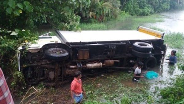 പാലുമായി വന്ന ലോറി പാടത്തേക്ക് മറിഞ്ഞു; അപകടത്തില്‍പെട്ട വാഹനത്തിലെ സാധനങ്ങള്‍ അടിച്ചുമാറ്റുന്നവര്‍ക്ക് മാതൃകയായി നാട്ടുകാര്‍, പാല്‍പാക്കറ്റുകള്‍ സമ്മാനമായി നല്‍കി കമ്പനി!