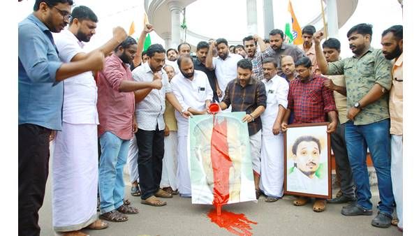 പിണറായിയുടെ ഫോട്ടോയില്‍ രക്തം അഭിഷേകം ചെയ്ത് യൂത്ത്‌കോണ്‍ഗ്രസുകാര്‍: