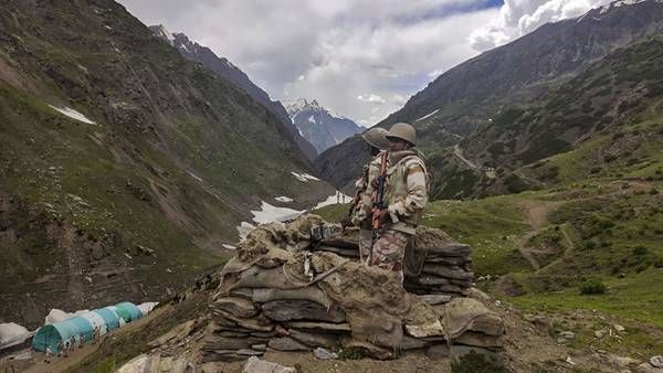 ഉടന്‍ കശ്മീര്‍ വിടണം: അമര്‍നാഥ് തീര്‍ഥാടകര്‍ക്കും വിനോദസഞ്ചാരികള്‍ക്കും കര്‍ശന നിര്‍ദേശം