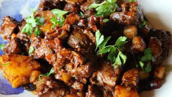 ബീഫ് കഴിക്കുന്നതിനെ പറ്റി 2 വർഷം മുമ്പ് ഫേസ്ബുക്ക് പോസ്റ്റ്; വിദ്യാർത്ഥിനിക്കെതിരെ കേസെടുത്തു