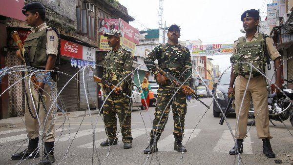 ജമ്മു കശ്മീരിൽ ട്രക്ക് ഡ്രൈവർ കല്ലേറിൽ മരിച്ചു: ട്രക്ക് ആക്രമണം സൈനിക വാഹനമെന്ന് തെറ്റിദ്ധരിച്ച്!