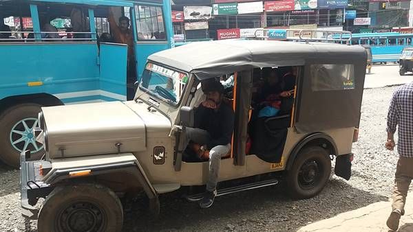 മാക്കൂട്ടം ചുരം താണ്ടണമെങ്കില്‍ ജീപ്പ് തന്നെ ശരണം: താല്‍ക്കാലിക ആശ്വാസമായി സമാന്തര സര്‍വീസ്