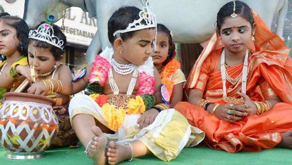 ഓടക്കുഴലുമായി പുഞ്ചിരി തൂകുന്ന ഉണ്ണിക്കണ്ണൻമാർ നിരത്തിലിറങ്ങി; നാടെങ്ങും ശ്രീകൃഷ്ണ ജയന്തി ആഘോഷത്തിൽ