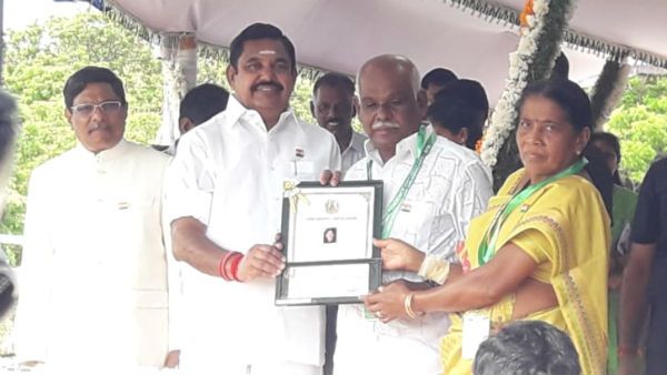 കവര്‍ച്ചക്കാരെ അടിച്ചോടിച്ച വൃദ്ധ ദമ്പതികള്‍ക്ക് ധീരതാ അവാര്‍ഡ്; വീഡിയോ കാണാം