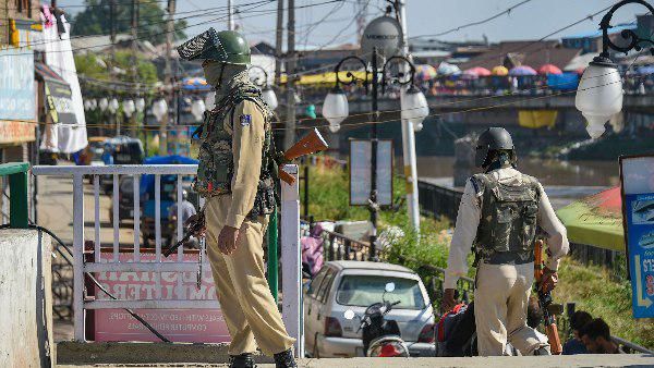 ശ്രീനഗറിൽ നിരോധനാജ്ഞ: ഇന്റർനെറ്റ്- കേബിൾ ടിവി ബന്ധം വിഛേദിച്ചു, പൊതുജന സഞ്ചാരത്തിന് വിലക്ക്!!