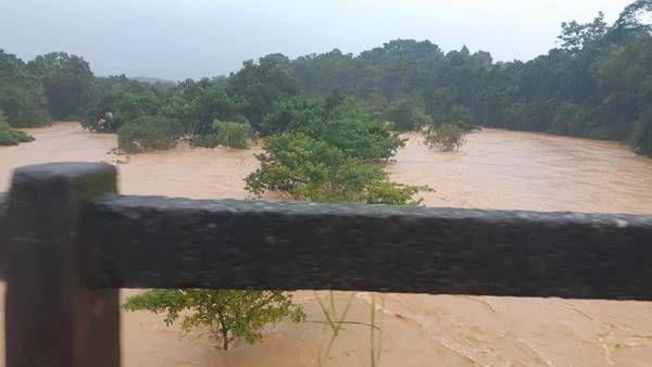 ഭവാനിപ്പുഴയിലെ ഒഴുക്ക് മൂലം ആദ്യം പിന്തിരിഞ്ഞു: അട്ടപ്പാടിയില്‍ നിന്ന് പുറത്തെത്തിച്ചത് ആറ് പേരെ!!