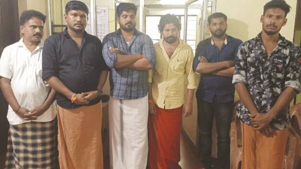 മരുമകള്‍ എസ്എഫ്ഐ സ്ഥാനാര്‍ത്ഥി: നോമിനേഷന്‍ നല്‍കുന്നത് തടയാനെത്തിയ ആര്‍എസ്എസുകാര്‍ അറസ്റ്റില്‍!!