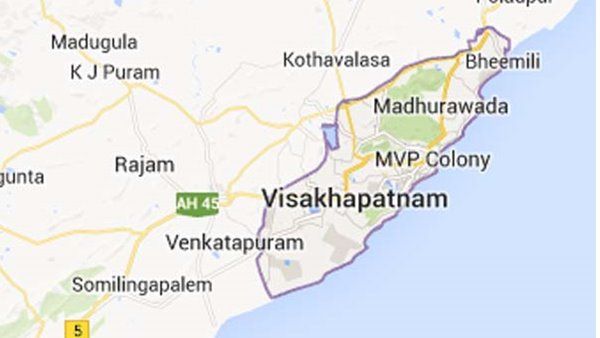 വിശാഖപട്ടണത്ത് കപ്പലിന് തീപിടിച്ചു; ജീവനക്കാർ കടലിൽ ചാടി, ഒരാളെ കാണാനില്ല!