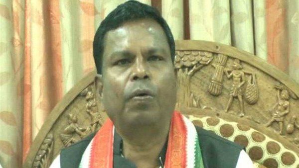 'പോലീസിന്റെയും കലക്ടറുടെയും കോളറിൽ കയറി പിടിക്കൂ'; വലിയ രാഷ്ട്രീയക്കാരനാകാൻ മന്ത്രിയുടെ നിർദേശം!