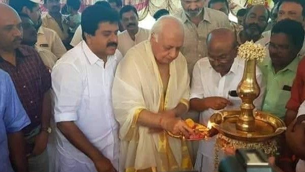 നവരാത്രി വിഗ്രഹ ഘോഷയാത്രയെ സ്വീകരിക്കാൻ ആരിഫ് മുഹമ്മദ് ഖാൻ, വിളക്ക് കൊളുത്തി ഗവർണർ, കയ്യടി