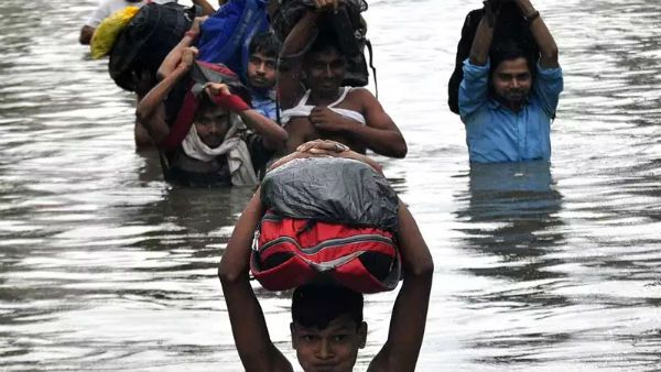 കനത്ത മഴയില്‍ ബീഹാര്‍ ദുരിതത്തില്‍, കുടുങ്ങിയവരില്‍ മലയാളികളും, 4 ദിവസത്തില്‍ മരിച്ചത് 80 പേര്‍!