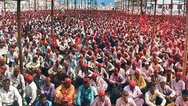 ദില്ലിയിലേക്ക് മാര്‍ച്ച് നടത്തിയ ആയിരക്കണക്കിന് കര്‍ഷകര്‍ യാത്ര പാതിവഴിയില്‍ നിര്‍ത്തി കുത്തിയിരിപ്പ് സമരം നടത്തുന്നു