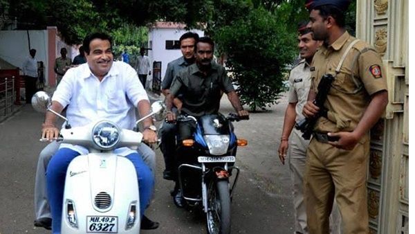 ട്രാഫിക് നിയമലംഘനത്തിൽ കുടുങ്ങി ഗതാഗതമന്ത്രിയും; ഹെൽമറ്റില്ലാതെ ഗഡ്ക്കരി, പിഴയീടാക്കണമെന്നാവശ്യം