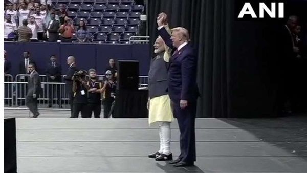 സ്വന്തം രാജ്യം ഭരിക്കാനറിയാത്തവർ ഇന്ത്യയെ വിമർശിക്കുന്നു; ഹൗഡി മോദി വേദിയിൽ ആഞ്ഞടിച്ച് മോദി