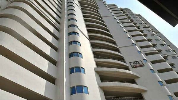 ചീഫ് സെക്രട്ടറിയെ മരട് ഫ്‌ളാറ്റുടമകള്‍ തടഞ്ഞു; ഗോ ബാക്ക് വിളിയുമായി വന്‍ പ്രതിഷേധം