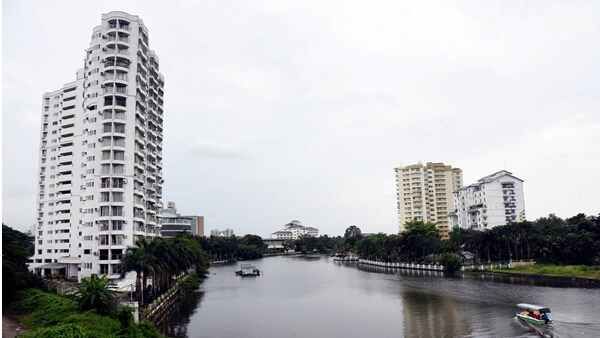 മരട് ഫ്ലാറ്റ് നിർമാതാക്കൾക്കെതിരെ ക്രിമിനൽ കേസ്: ബാങ്ക് അക്കൌണ്ടുകൾ മരവിച്ചിച്ചു, നഷ്ടപരിഹാരം..