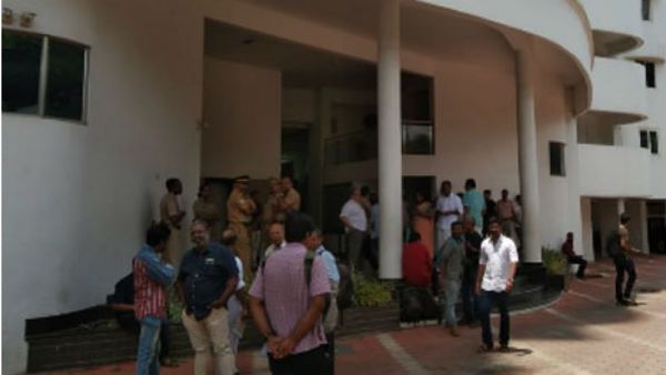 മരട് ഫ്‌ളാറ്റിലുള്ളവര്‍ അഞ്ചുദിവസത്തിനകം ഒഴിയണമെന്ന് നഗരസഭ; ഒഴിയില്ലെന്ന് ഉമടകള്‍