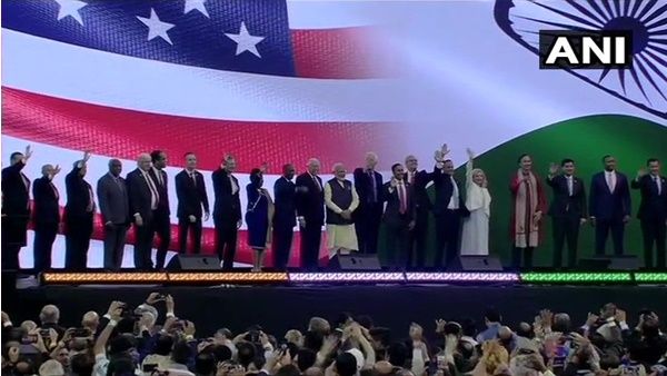 ഹ്യൂസ്റ്റണിൽ പ്രധാനമന്ത്രി നരേന്ദ്ര മോദിക്ക് രാജകീയ വരവേൽപ്പ്; ഹൗഡി മോദിയിൽ ആവേശത്തിരയിളക്കം