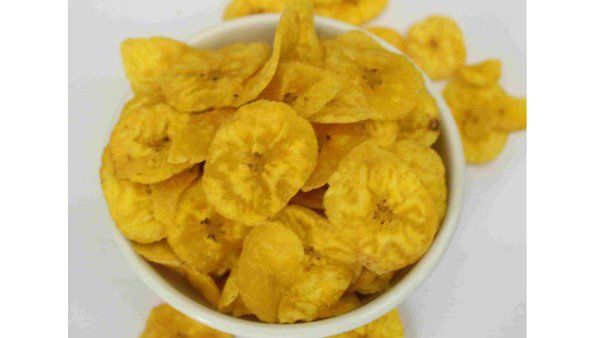 ഇനി ഓണ നാളുകൾ; ഉപ്പേരിയില്ലാതെ എന്ത് ഓണം? ആരുമില്ലാത്തവർക്ക് കായ വറുത്ത്കൊടുത്ത് ട്രെയിൻ മേറ്റ്സ്!!