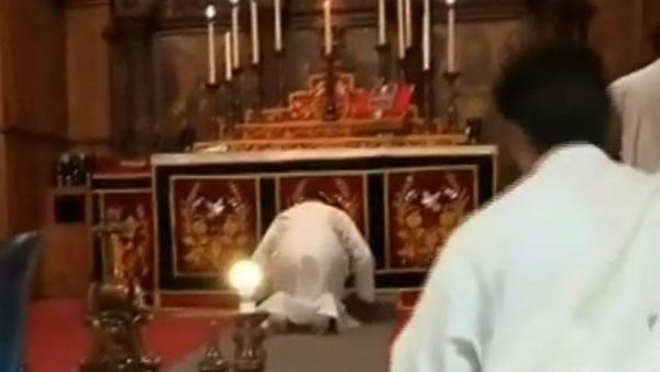 പിറവം പള്ളിയില്‍ ഓര്‍ത്തഡോക്‌സ് പ്രാര്‍ഥന; യാക്കോബായ വിഭാഗം പുറത്തും, നടുവില്‍ പോലീസ്