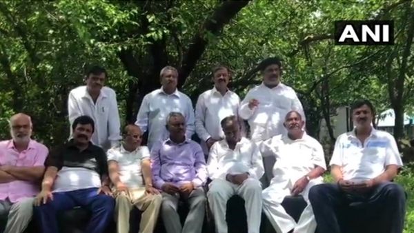 കര്‍ണാടകത്തില്‍ വിമതര്‍ക്ക് തിരിച്ചടി, മത്സരിക്കാന്‍ അനുവദിക്കില്ലെന്ന് തിരഞ്ഞെടുപ്പ് കമ്മീഷന്‍!!