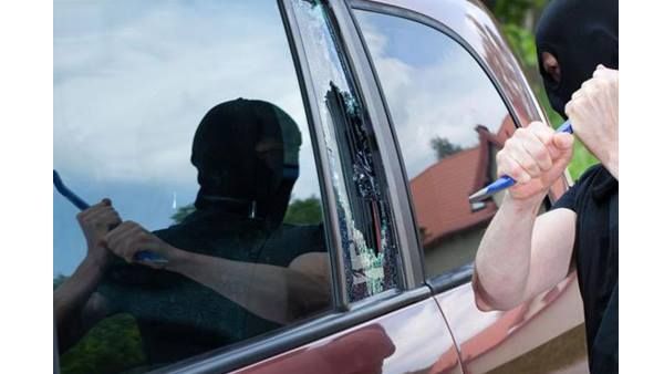 തളിപ്പറമ്പ് രാജരാജേശ്വരക്ഷേത്ര പരിസരത്ത് നിര്‍ത്തിയിട്ട കാര്‍ തകര്‍ത്ത് മോഷണം: എടിഎം കവർന്നു!