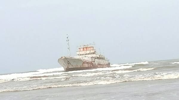 ധര്‍മ്മടം തുരത്തില്‍ ചെറുകപ്പല്‍ കുടുങ്ങി: രാസമാലിന്യം പുറത്തുവിടുന്നുവെന്നു മത്സ്യതൊഴിലാളികള്‍