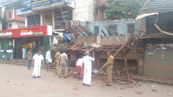 പ്രളയത്തിനു ശേഷം പഴയകെട്ടിടങ്ങള്‍ ഇടിഞ്ഞുവീഴുന്നു: മുള്‍മുനയില്‍ ശ്രീകണ്ഠപുരം, ഗതാഗത തടസ്സം!!