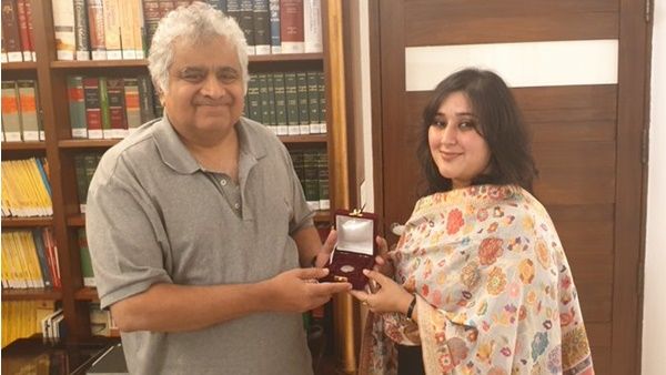 സുഷമാ സ്വരാജിന്റെ അവസാന വാഗ്ദാനവും നിറവേറ്റി മകൾ ബൻസുരി; സാൽവേയ്ക്ക് ഒരു രൂപ ഫീസ് കൈമാറി