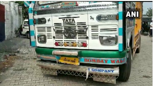 അതിർത്തിയിൽ വൻ ആയുധശേഖരവുമായി എത്തിയ ട്രക്ക് പിടിച്ചെടുത്തു; 3 തീവ്രവാദികൾ അറസ്റ്റിൽ