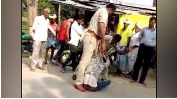 ബൈക്ക് യാത്രക്കാരന് നടുറോഡിൽ ക്രൂരമർദ്ദനം; രണ്ട് പോലീസുകാർക്കെതിരെ കേസെടുത്തു