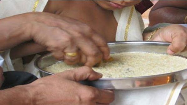 ഇന്ന് വിജയദശമി; അറിവിന്‍റെ അക്ഷരമുറ്റത്തേക്ക് പതിനായിരങ്ങള്‍!! ആദ്യാക്ഷരം കുറിച്ച് കുരുന്നുകള്‍