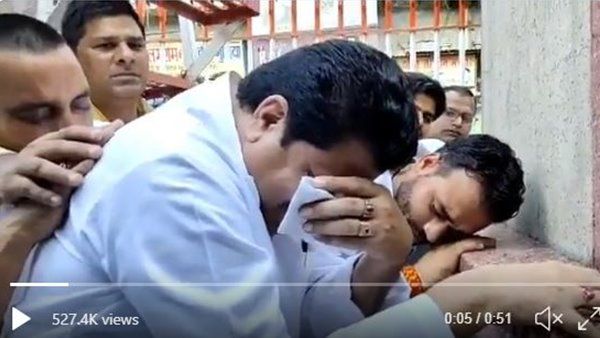 ഓസ്ക്കാർ‌ കൊടുക്കേണ്ട അഭിനയം;എസ്പി നേതാവിന്റെ ഗാന്ധി ജയന്തി ആഘോഷംകണ്ട് പൊട്ടിച്ചിരിച്ച് സോഷ്യൽ മീഡിയ