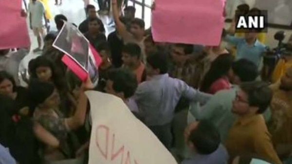 കശ്മീർ സെമിനാർ: ജെഎൻയുവിൽ എബിവിപി- എഐഎസ്എ പ്രവർത്തകർ തമ്മിൽ ഏറ്റുമുട്ടി