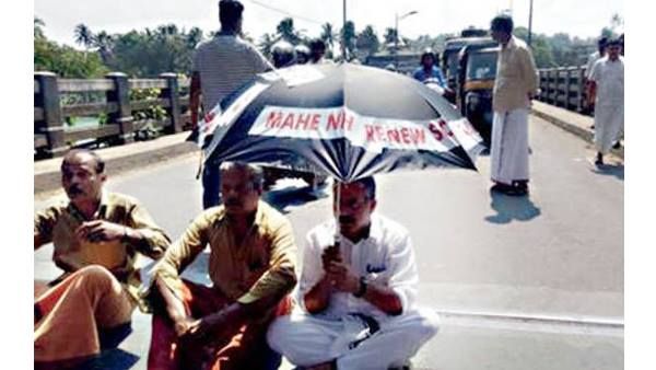 മാഹി ദേശീയപാത ഉപരോധിച്ച കൗണ്‍സിലറെ അറസ്റ്റു ചെയ്തു നീക്കി: ആവശ്യം റോഡിലെ അറ്റകുറ്റപ്പണി!!