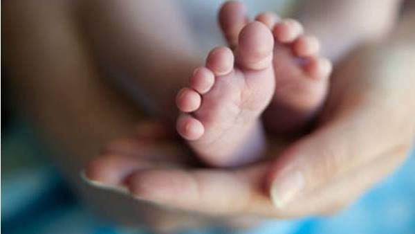 നവജാത ശിശുവിനെ വിറ്റ സംഭവം: ദമ്പതികള്‍ ഉള്‍പ്പെടെ മൂന്നുപേര്‍ക്കെതിരേ കേസെടുത്തു