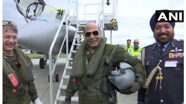 റാഫേൽ പോർവിമാനത്തിൻ പറന്നുയർന്ന് പ്രതിരോധമന്ത്രി; ആദ്യ യാത്രയ്ക്ക് ശേഷം പ്രതികരണം ഇങ്ങനെ