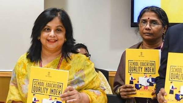 എച്ച്ആര്‍ഡി മന്ത്രാലയത്തില്‍ നിന്ന് റിന റേ പുറത്തേക്ക്: അധിക ചുമതല അമിത് ഖരേയ്ക്ക് !!