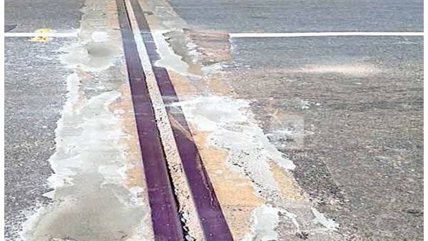 കണ്ണൂരിലും പാലാരിവട്ടം: താവം പാലത്തിലെ കുഴികള്‍ ആരുമറിയാതെ അടയ്ക്കാന്‍ ശ്രമം