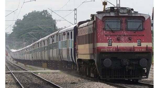 ഓടുന്ന ട്രെയിനിൽ നിന്നും സെൽഫിയെടുപ്പ്: നടപടി ശക്തമാക്കി റെയിൽവെ പോലീസ്