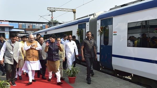 വന്ദേഭാരത് എക്സ്പ്രസ് ആഭ്യന്തരമന്ത്രി ഫ്ലാഗ് ഓഫ് ചെയ്തു ; ജമ്മു കശ്മീരിനുള്ള സമ്മാനമെന്ന് അമിത് ഷാ