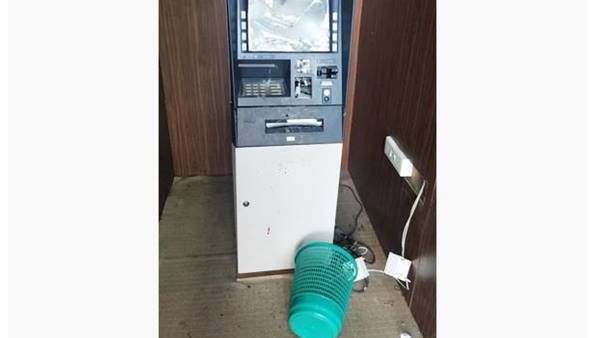 അക്രമാസക്തനായ യുവാവ് എ.ടി.എം കൗണ്ടർ തല്ലിത്തകർത്തു: സംഭവം തളിപ്പറമ്പിൽ!! സംഭവം പുലർച്ചെ അഞ്ചോടെ