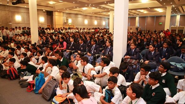 ഷാർജ പുസ്തകോത്സവം... വിദ്യാർത്ഥികളുമായ് സംവദിച്ച് വിക്രം സേത്ത്; കു‌ട്ടികൾക്ക് പുത്തൻ അനുഭവം