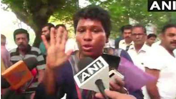 മുളക് സ്പ്രേ ആക്രമണം; ദേശീയ വനിതാ കമ്മീഷൻ സ്വമേധയാ കേസെടുത്തു, ഡിജിപിയോട് വിശദീകരണം തേടി!