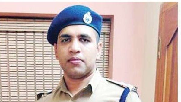 ഐപിഎസ് ഓഫീസർ ചമഞ്ഞ് തട്ടിപ്പ്; അതും കേരളത്തിൽ... കൂട്ടുനിന്നത് അമ്മ, അമ്മയും മകനും അറസ്റ്റിൽ!